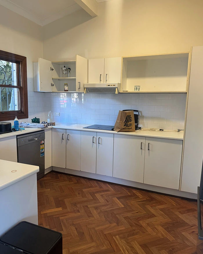 image of a kitchen on bondi before renovation started