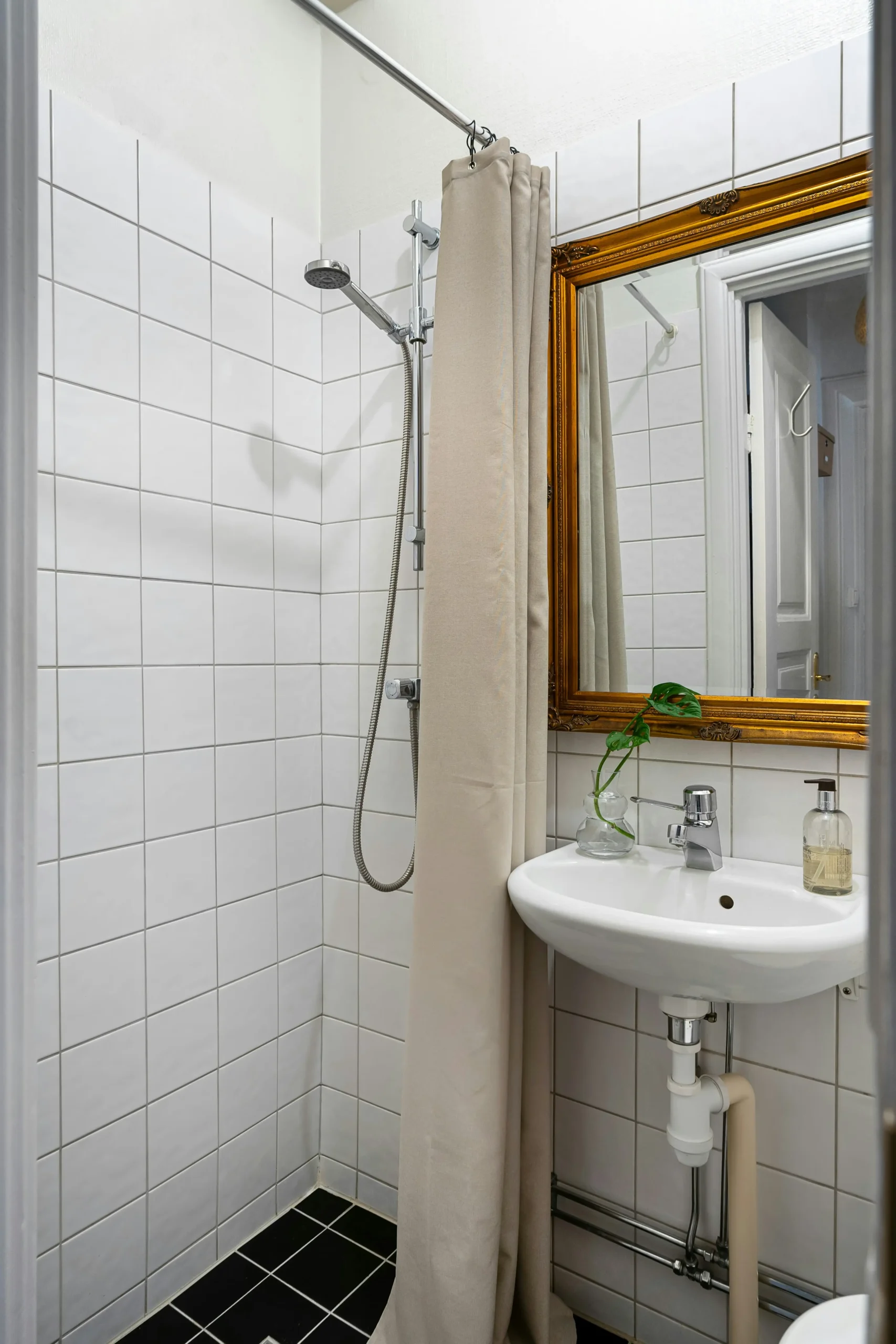 Diagram of bathroom plumbing and electrical layout