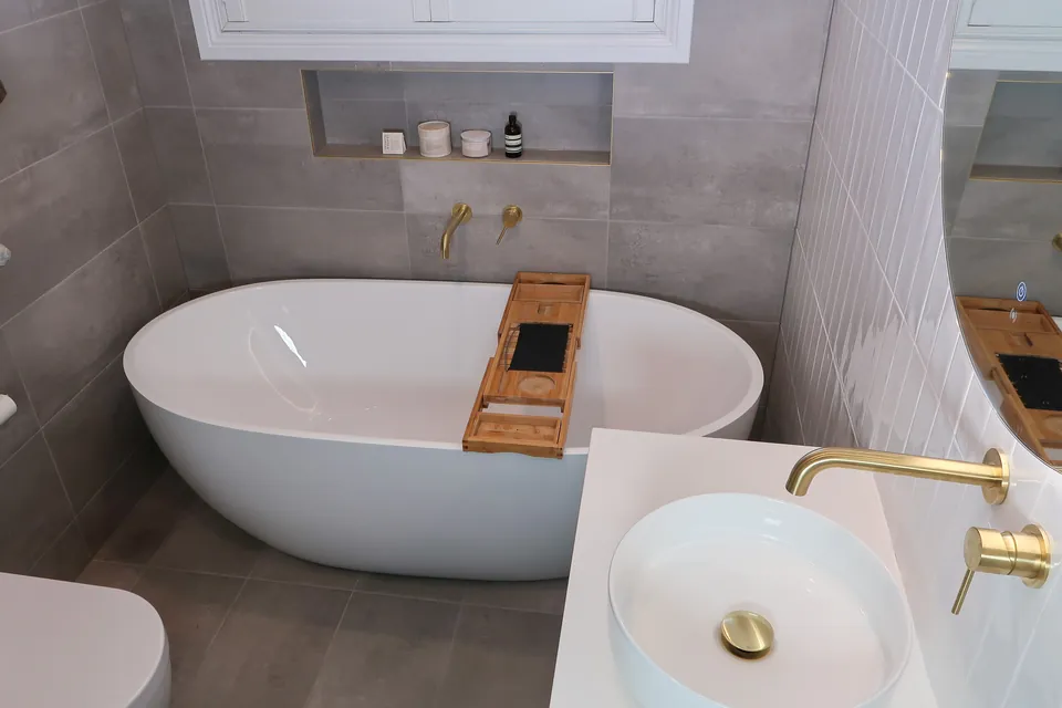 Padstow &mdash; Freestanding bath & feature tiling