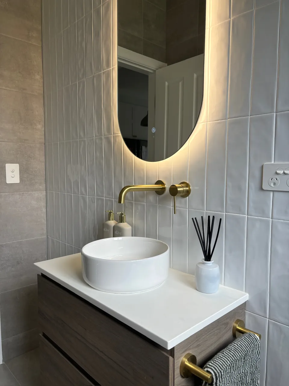 Padstow &mdash; Vanity & mirror details